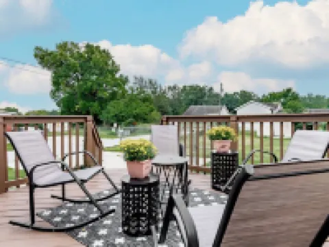 Bourbon Trail! Prime Location, Amenities & Sauna! Hotels in Versailles