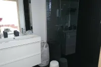 Large single-storey apartment with garden near beach Hoteles en Trébeurden