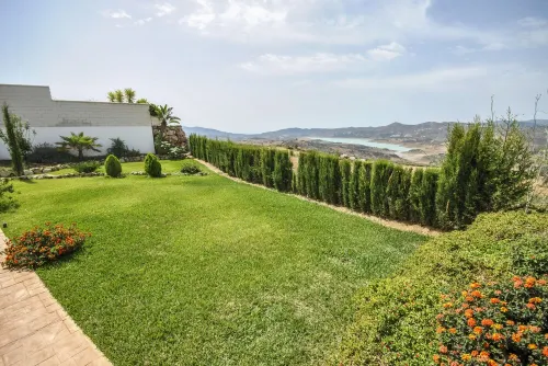 VILLA WITH LAKE VIEWS, PRIVATE POOL & PARKING 30 MIN FROM THE BEACH
