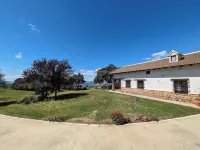 Rural house with spacious exterior and views of the mountains of Malaga. full rent