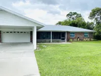 Spacious 3/2 on large canal to beautiful Crooked Lake, great for seasonal rental