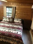 Cedar Ridge Log Cabin on 14 acres - Pet Friendly!