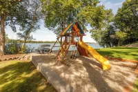 Delightful Lakeshore Cottage, Great Swim & Lakeside Amenities, +22 Foot Pontoon