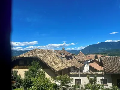 Cozy apartment in a farmstead with a beautiful garden Hotels near St. Quirinus