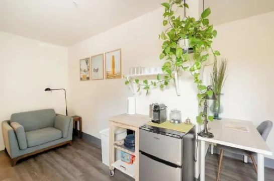 Convenient Studio w/ Queen bed - Prime Location in Little Italy!