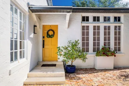 Elegant Lake Retreat Отели рядом с достопримечательностью «Walmart Garden Center»