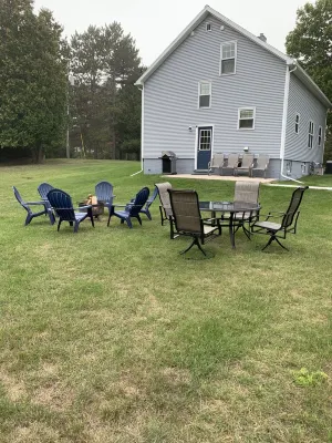 Point Beach Guest House - Large, comfortable & quiet. Large yard. Near beach!