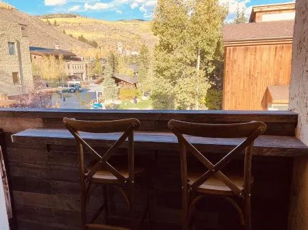 200 ft. to Gondola w/ parking, balcony, fireplace & views! Walk to shops & food!