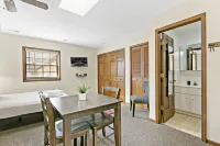 Chic Studio in Downtown Highland Park near Metra