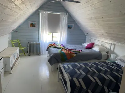 Golden Beachhouse - 5 mins from 90mile beach and shops