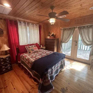 Cabinonthecreek.TX-Lake Limestone- Tasteful Rustic Charm & Grace.