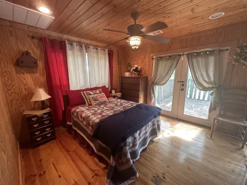 CabinOnTheCreek-Lake Limestone!  rustic charm, Kayaks! Canoe! fire-pit! pets!