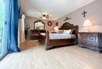 East Texas 2-Story House, only 17 miles to Canton, TX, 24 miles to Tyler, TX