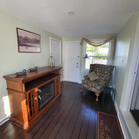 3-bedroom vacation home 6 minutes from Brown University Отели в г. Потакет