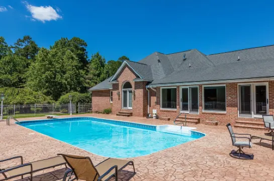 Large House w/ Private pool - perfect for Golfing Groups (12) beds