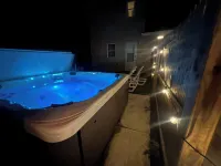 Spacious 2 Bed2 Bath Guest Suite Apt with HOT TUB and EV Charging