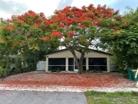 Cozy Retreat, minutes from Beaches, Shopping and Dining, 5th Ave and 3rd Street. Hotels near Moorings Beach Private Park