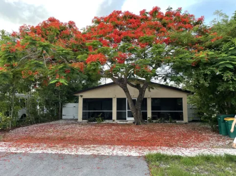 Quiet Studio, minutes from Beaches, Shopping, Dining, 5th Ave and 3rd Street