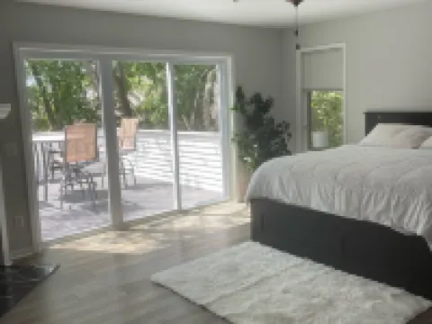 Contemporary home in quiet neighborhood with pool & great back yard close to all ミドルトンのホテル