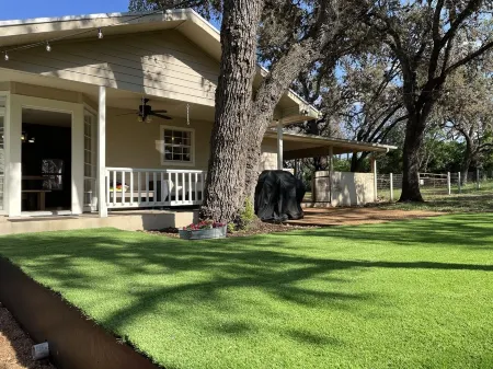 House w/1 acre, Spa & Outdoor Living