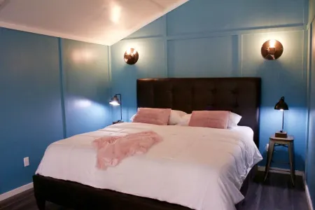 King Bed, Screened in Porch, Kitchen, Shower, Wifi, Roku, Near Ratcliff Lake Отели в г. Кеннард