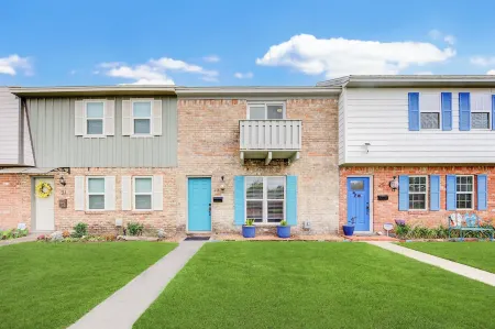 Island Pride Coastal Condo - Steps to the Beach! Отели рядом с достопримечательностью «Port Of Galveston»