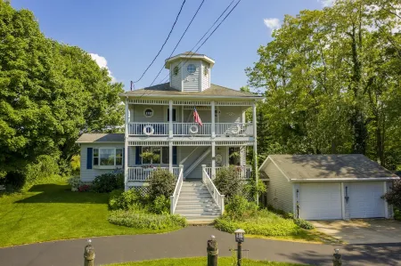 Private Home: Lightkeeper's Refuge steps to beach, marina and boat slip