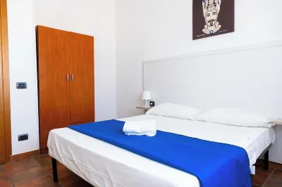 HOUSE IN A TYPICAL VILLA 150 METERS FROM THE SEA WIFI CAR RENTAL Gagisa Srl附近的飯店