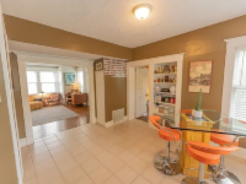 Great Space! 2 Blocks from Downtown Lee's Summit! Hotels in Lee's Summit