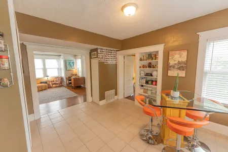 Great Space! 2 Blocks from Downtown Lee's Summit!