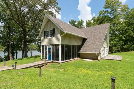 Stunning 180° Lake Views, Kerr Lake Retreat