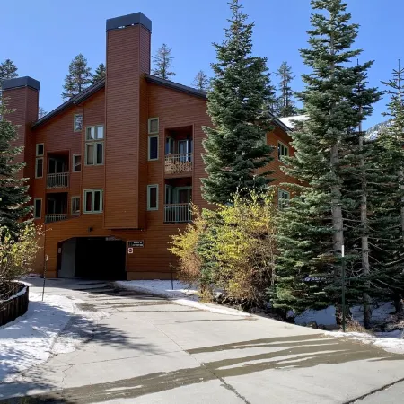 Luxe Mountain Cabin Condo, Prime Location Near Village, Pool, Sleeps 10