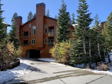 Luxe Mountain Cabin Condo, Prime Location Near Village, Pool, Sleeps 10