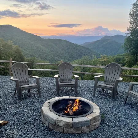 Secluded Luxury Cabin - Mountain Views, Fire Pit, Great Location! Sleeps 8.