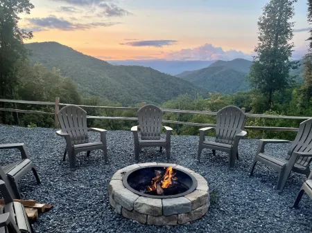 Secluded Luxury Cabin - Mountain Views, Fire Pit, Great Location! Sleeps 8.