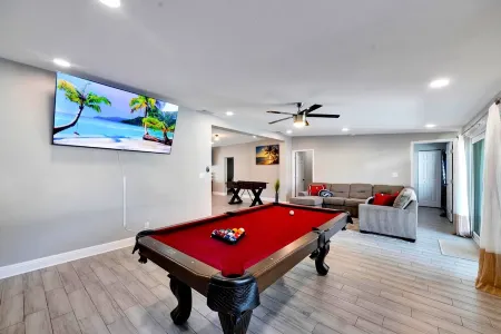 Sleeps 15/ Private Beach & Heated pool /mins to Tampa /Bush Gardens/ Buccs/ Zoo Отели в г. Лейк-Магдалин