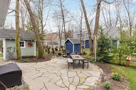 Cozy Modern Home,close to beach! Private hottub.Community pool 4 houses away