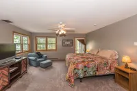 Hot Tub, Fishing, Lake Front-Relax! Retreat Sleeps 20 - Homestays