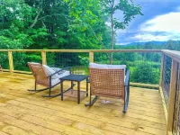 Charming 1810 farmhouse on 24 acres w/ gorgeous mountain views, 2 bedrooms &WiFi