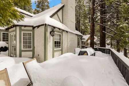 "4 Sons"-Family Friendly Escape Steps to the Lake Отели рядом с достопримечательностью «Библиотека Лейк Арроухед Бранч»