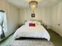 Eclectic cottage, steps from downtown Hotels in Carlton