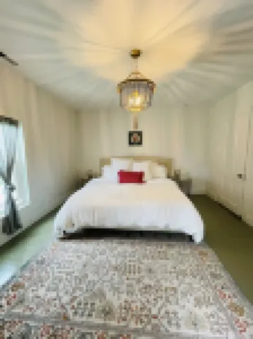 Eclectic cottage, steps from downtown Hotels in Carlton