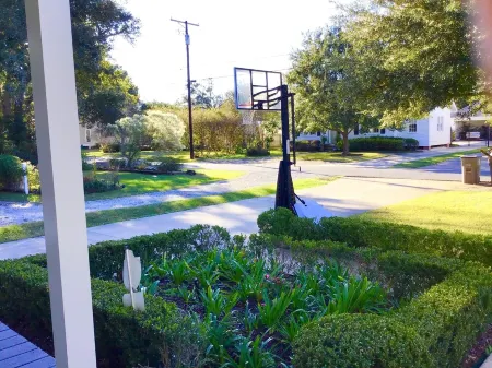 Convenient location. Walking distance to LSU lakes.