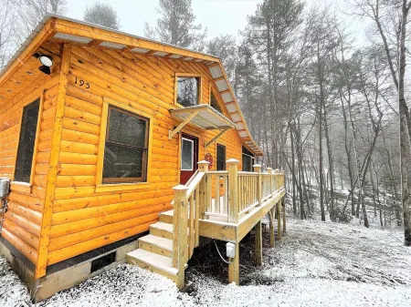 The Lazy Goat Cabin: HotTub, Grill, Fire Pit, Wifi