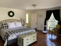 The Manse at Warm Springs - 5 bdrm, pet friendly, 1 mi from Warm Springs Pools 웜 스프링스 호텔