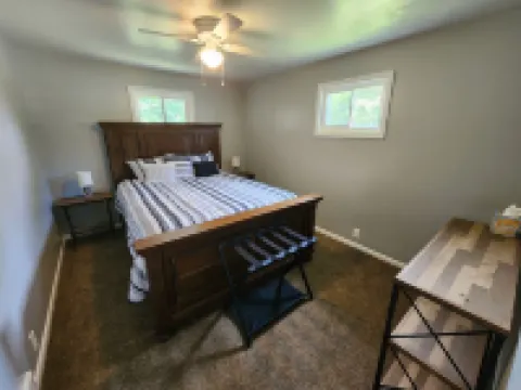 "Cloud Vine" 4-bedroom home in Erie County's North East, PA! Easy access to all!