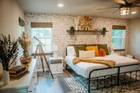 Secluded WATERFRONT CABIN with wifi, private dock with boat lift and courtyard