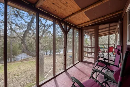 22 miles to Round Top, 3/2 w/ trailer parking, relaxing cozy cabin w/ lake, wifi