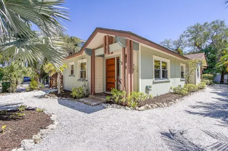 MI Oasis Getaway! Just 200 Steps to the Beach on a very quiet street