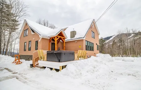 12 Bed, 6 Bath, 20 Guests STEPS from Sunday River w/ Hot Tub & Game Room Отели в г. Ньюри